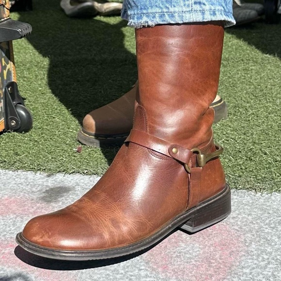 CHICEST VINTAGE BROWN LEATHER EQUESTRIAN RIDING BOOTS BRASS HEEL HARDWARE - 8.5 - Picture 9 of 10